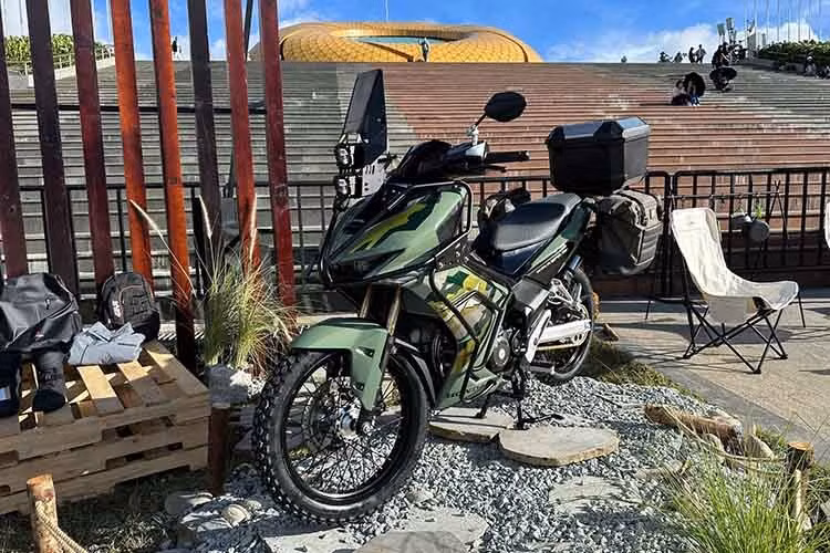 Phiên bản Thể thao có một màu duy nhất là Đỏ Đen – tông màu rực lửa. Ở phiên bản Đặc biệt, người dùng có tới bốn lựa chọn màu sắc gồm: Xanh Đen, Đen, Xám Đen và Đỏ Đen. Đây là nhóm màu mang đậm tính cá nhân hoá. Trong khi đó, phiên bản Tiêu chuẩn hướng đến những người mới bắt đầu chơi xe côn tay.