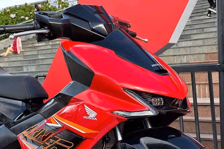 Lấy cảm hứng từ DNA của dòng siêu môtô Honda CBR1000RR-R. Chữ "R" – viết tắt của “Racing” – không chỉ thể hiện hiệu năng mà còn là tuyên ngôn của những tay lái yêu tốc độ và tự do.