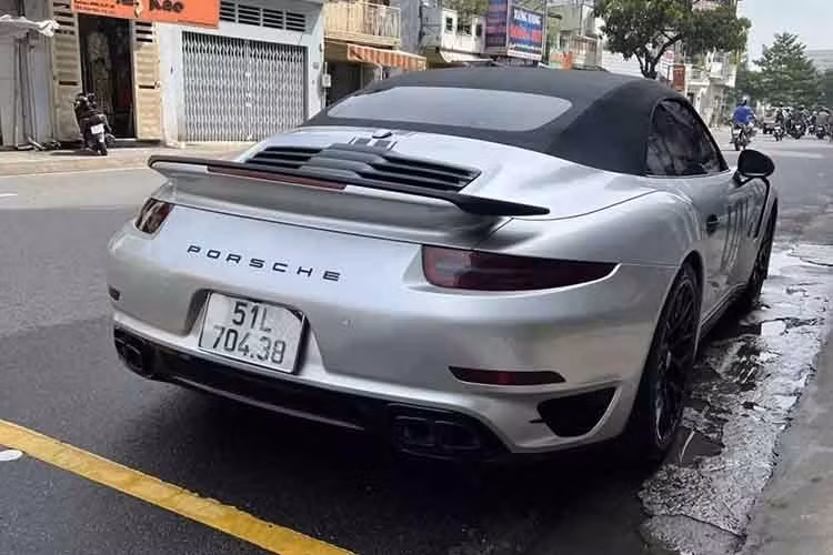 Cánh lướt gió phía trước/sau trên Porsche 911 Turbo S 2016 sẽ tự điều chỉnh khi xe đạt các tốc độ khác nhau như 80 km/h, 120 km/h và trên 200 km/h. Ở tốc độ trên 200 km/h, cánh lướt gió phía sau sẽ được nâng lên hết cỡ trong khi cánh lướt gió trước mở rộng ra.