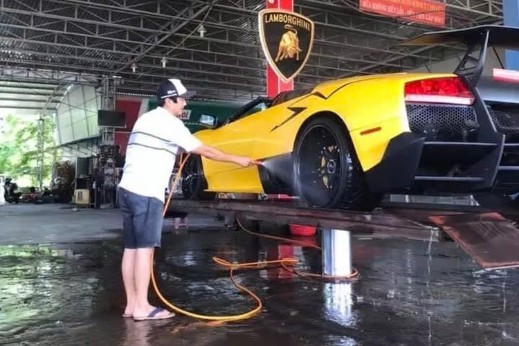 Được biết, chiếc siêu xe mui trần Lamborghini Murcielago LP640-4 Roadster từ lúc về nước cho đến nay chỉ mới trải qua 2 đời chủ, trong đó, ngoại hình xe đã được độ body kit của bản giới hạn Lamborghini Murcielago LP670-4 SV, nhưng thực tế, hãng xe Lamborghini không sản xuất bản mui trần của dòng xe này.