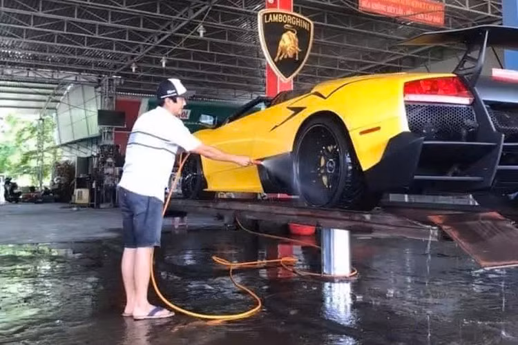 Được biết, chiếc siêu xe mui trần Lamborghini Murcielago LP640-4 Roadster từ lúc về nước cho đến nay chỉ mới trải qua 2 đời chủ, trong đó, ngoại hình xe đã được độ body kit của bản giới hạn Lamborghini Murcielago LP670-4 SV, nhưng thực tế, hãng xe Lamborghini không sản xuất bản mui trần của dòng xe này.