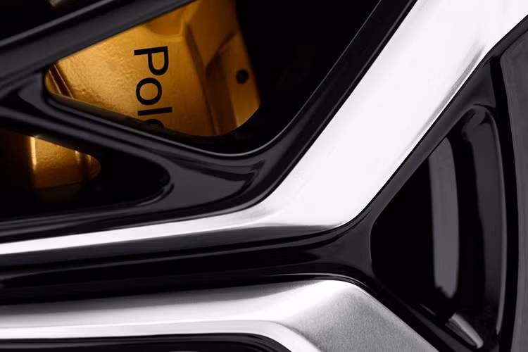 Phần đuôi Polestar 5 vẫn ấn tượng với đèn chiếu sáng hiệu quả khí động học và bộ khuếch tán sau tích hợp, mang đến hệ số cản gió 0,24 Cd. Bên cạnh đó Polestar 5 còn có phanh Brembo 4 piston phía trước, đĩa phanh hai mảnh 15,7 inch, giảm xóc BWI cao cấp trên cả hai phiên bản.