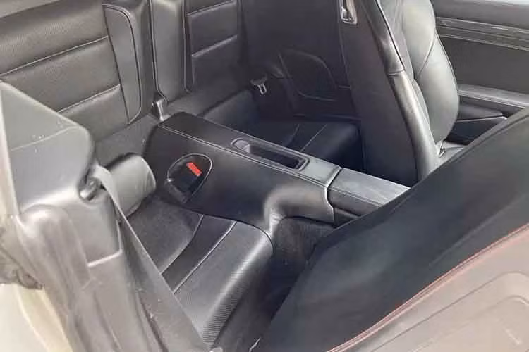 Điểm nhấn chính là vòm bánh xe trước của mẫu xe thể thao Porsche 911 Turbo S Cabriolet 991.1 được cho có duy nhất một xe ở Việt Nam được tích hợp thêm hốc gió của siêu xe Porsche 911 GT3 RS, chi tiết này đã có sẵn trên chủ cũ. Nội thất xe Porsche 911 Turbo S Cabriolet 991.1 của ông Đặng Lê Nguyên Vũ có màu đỏ nhưng nay bọc da màu đen.