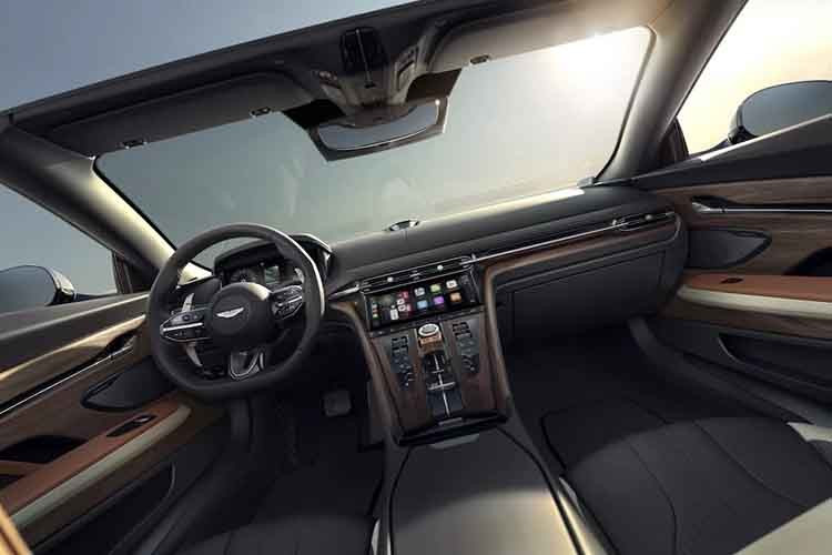 Điểm khác biệt lớn nhất giữa hai mẫu xe nằm ở động cơ bên dưới nắp capo. DB12 sở hữu động cơ V8 4.0 lít tăng áp kép, sản sinh công suất 671 mã lực (500 kW / 680PS) và mô-men xoắn 800Nm.