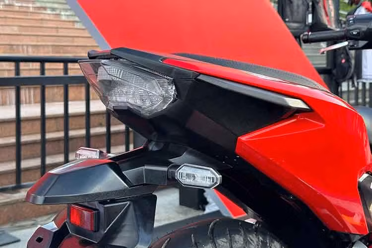 Thiết kế ngoại hình Winner R 2025 nổi bật với phần đầu xe góc cạnh, thân xe thon gọn cùng những đường nét khí động học liền mạch. Hệ thống chiếu sáng LED với công nghệ ánh sáng pha lê.