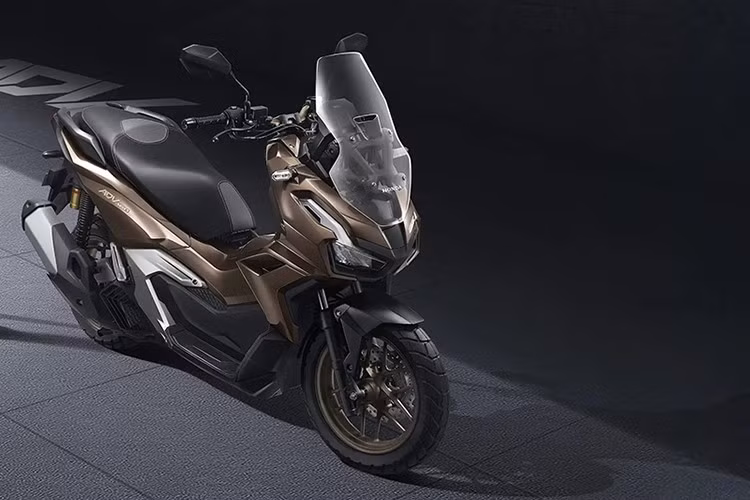 Về mặt tiện ích, xe còn được trang bị cổng sạc USB Type-C, hộc chứa đồ dưới yên 30 lít, và kính chắn gió có thể điều chỉnh độ cao 2 cấp độ (chênh lệch 75mm), giúp người lái thoải mái hơn trên những chặng đường dài.