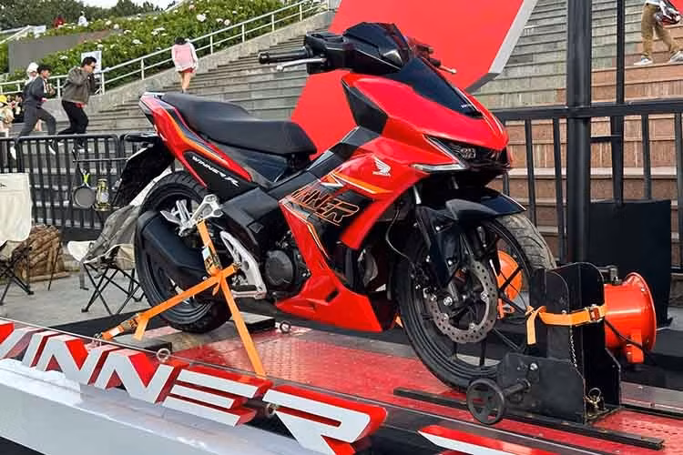 Honda Việt Nam vừa chính thức ra mắt mẫu xe côn tay thể thao Winner R 2025 mới. Bên cạnh sự nâng cấp mạnh mẽ về thiết kế và công nghệ, phiên bản mới còn mang đến loạt màu sắc đầy cuốn hút.