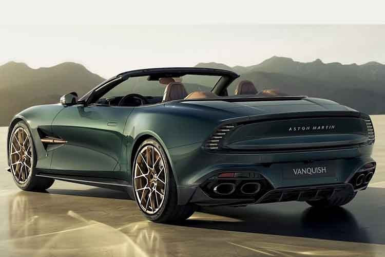 Ngoại thất được nhấn nhá bằng lớp anode màu đồng Anodized Bronze trên lưới tản nhiệt và hốc gió bên, bộ mâm hợp kim 21 inch màu đồng Satin Bronze với các cạnh cắt kim cương nổi bật trước bộ heo phanh màu đen. Huy hiệu Q by Aston Martin trên chắn bùn hoàn thiện các chi tiết ngoại thất.