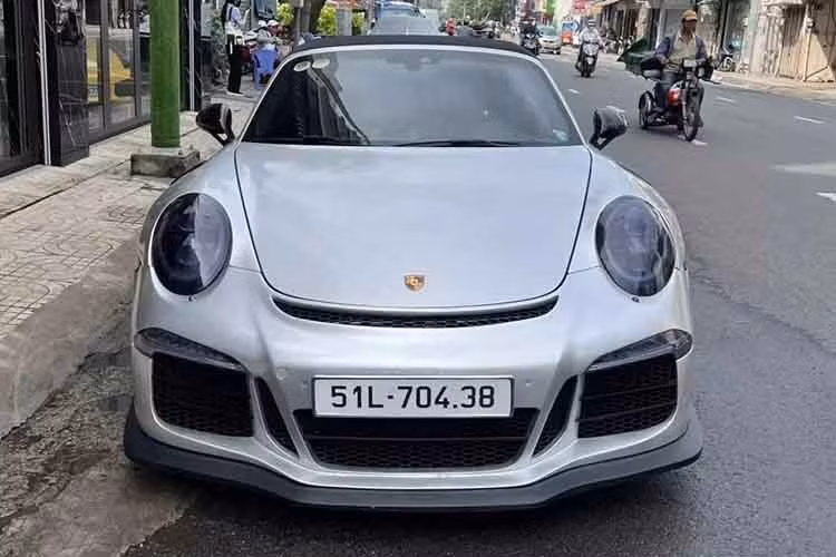 Vào năm 2016, hình ảnh chiếc xe thể thao Porsche 911 Turbo S Cabriolet 991.1 xuất hiện tại cảng Hải Phòng khiến giới chơi xe bất ngờ, chiếc xe sau đó được đưa về 1 garage ở TP.HCM và nhanh chóng trải qua cuộc lột xác đầy bất ngờ, 2 hay 3 năm gì đó, xe vẫn còn lăn bánh trên đường phố Sài thành, đến 1 ngày, biệt tăm, không còn ai nhớ đến sự xuất hiện.