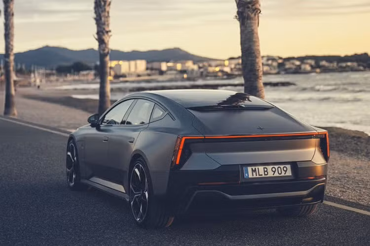 Với thiết kế Scandinavia tinh khiết bên trong và bên ngoài, nền tảng độc đáo, động cơ mạnh mẽ, khung gầm tinh tế, công nghệ tiên tiến và vật liệu bền vững có ý thức, Polestar 5 là ngôi sao dẫn đường cho ngành công nghiệp và là mẫu xe đầu bảng hoàn hảo của Polestar.”