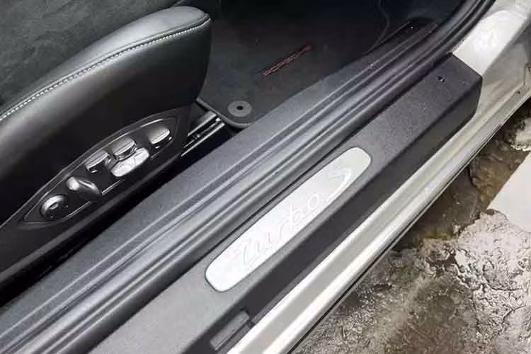 Động cơ của Porsche 911 Turbo S Cabriolet 2016 vẫn là loại Boxer 6 xy-lanh, tăng áp kép, dung tích 3,8 lít, sản sinh công suất tối đa 580 mã lực và mô-men xoắn cực đại 553 Nm. Kết hợp hộp số tự động 7 cấp ly hợp kép PDK, động cơ giúp Porsche 911 Turbo S đạt vận tốc tối đa 330 km/h.