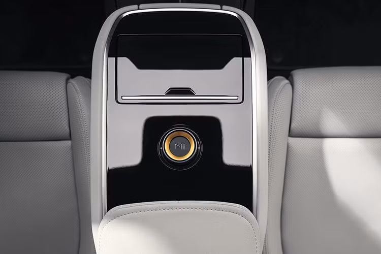 Sợi tái chế độc quyền trên xe của hãng gọi là "BComp" được dùng trên lưng ghế và các vị trí thay cho chất liệu nhựa. Chúng nhẹ hơn 40% và sử dụng ít vật liệu dựa trên nhiên liệu hóa thạch hơn 50% so với vật liệu truyền thống.