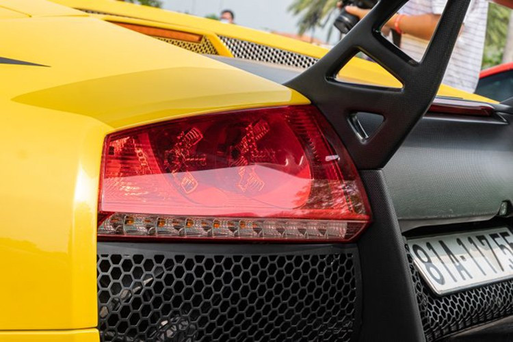 Chủ nhân đầu tiên của Lamborghini Murcielago LP640-4 mui trần này là một đại gia đến từ Tuyên Quang, nổi tiếng là tay trùm đa cấp. Sau 3 năm sở hữu siêu xe mui trần này, đại gia trên đã rao bán chiếc xe Lamborghini Murcielago LP640-4 Roadster trên mạng với mức giá 4,6 tỷ đồng và được 1 người yêu xe đến từ Gia Lai chốt giao dịch.