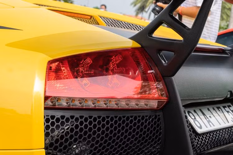 Chủ nhân đầu tiên của Lamborghini Murcielago LP640-4 mui trần này là một đại gia đến từ Tuyên Quang, nổi tiếng là tay trùm đa cấp. Sau 3 năm sở hữu siêu xe mui trần này, đại gia trên đã rao bán chiếc xe Lamborghini Murcielago LP640-4 Roadster trên mạng với mức giá 4,6 tỷ đồng và được 1 người yêu xe đến từ Gia Lai chốt giao dịch.