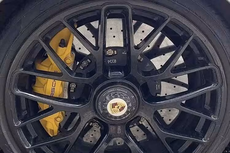 Lý do chiếc Porsche 911 Turbo S Cabriolet 991.1 bị "bỏ xó" trên núi rừng Tây Nguyên là vì chủ nhân của nó có cách chơi riêng - vì doanh nhân này chỉ thích trưng bày xe biển trắng, nộp đủ thuế, trong khi người nhập xe Porsche 911 Turbo S Cabriolet 991.1 này về lại cho nó ra biển "Tây".