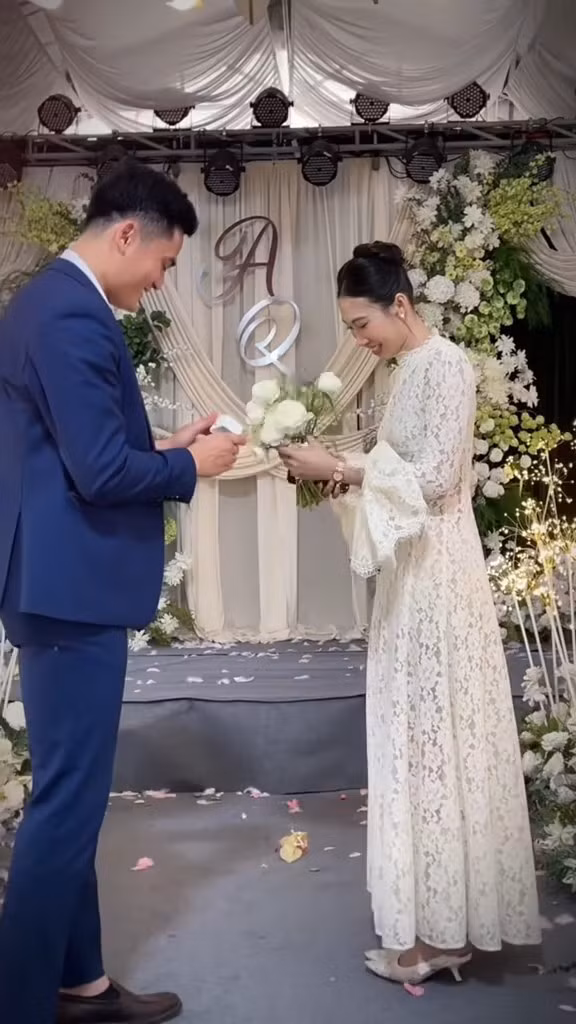 Màn cầu hôn diễn ra đầy ngọt ngào và lãng mạn, đánh dấu cột mốc quan trọng sau một thời gian dài hai người tìm hiểu và gắn bó.