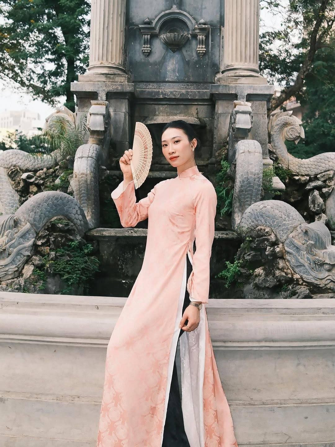 Không chỉ chơi bóng chuyền hay, chủ công 28 tuổi còn là gương mặt quen thuộc của nhiều hãng thời trang.