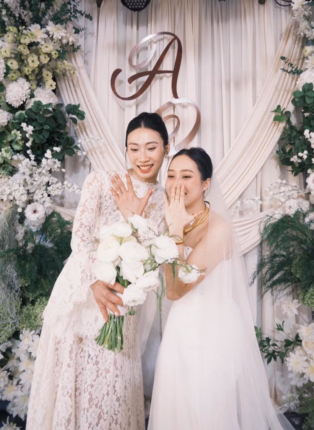 Nguyệt Anh sinh năm 1998, là đội trưởng của CLB Binh chủng Thông tin và là gương mặt quan trọng của tuyển bóng chuyền nữ Việt Nam với nhiều thành tích quốc tế ấn tượng.