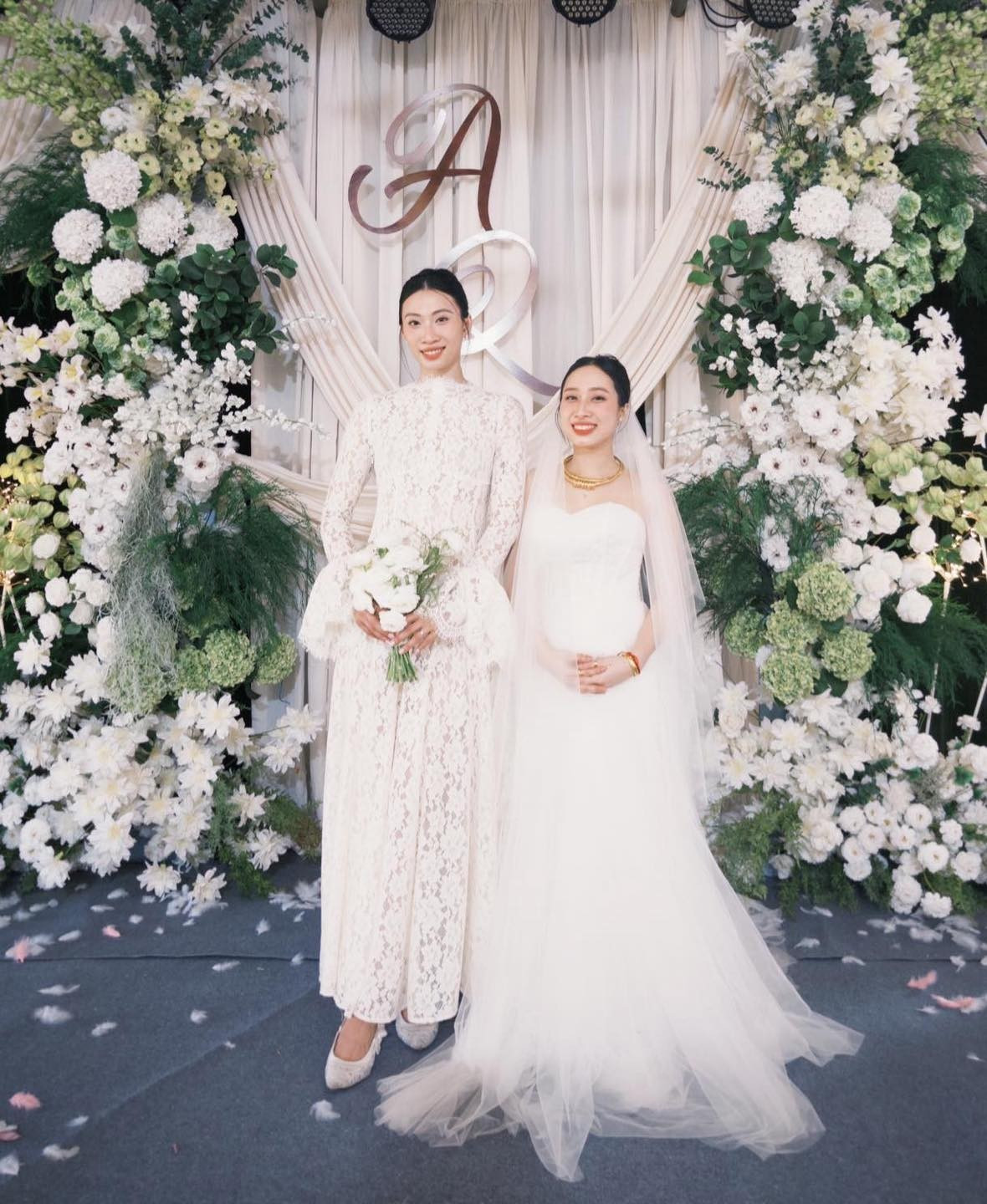 Ngay sau clip màn cầu hôn của Nguyệt Anh và Công Lịch được đăng tải, cặp đôi nhận được nhiều lời chúc phúc từ đồng đội, người hâm mộ và cộng đồng yêu thể thao Việt Nam.