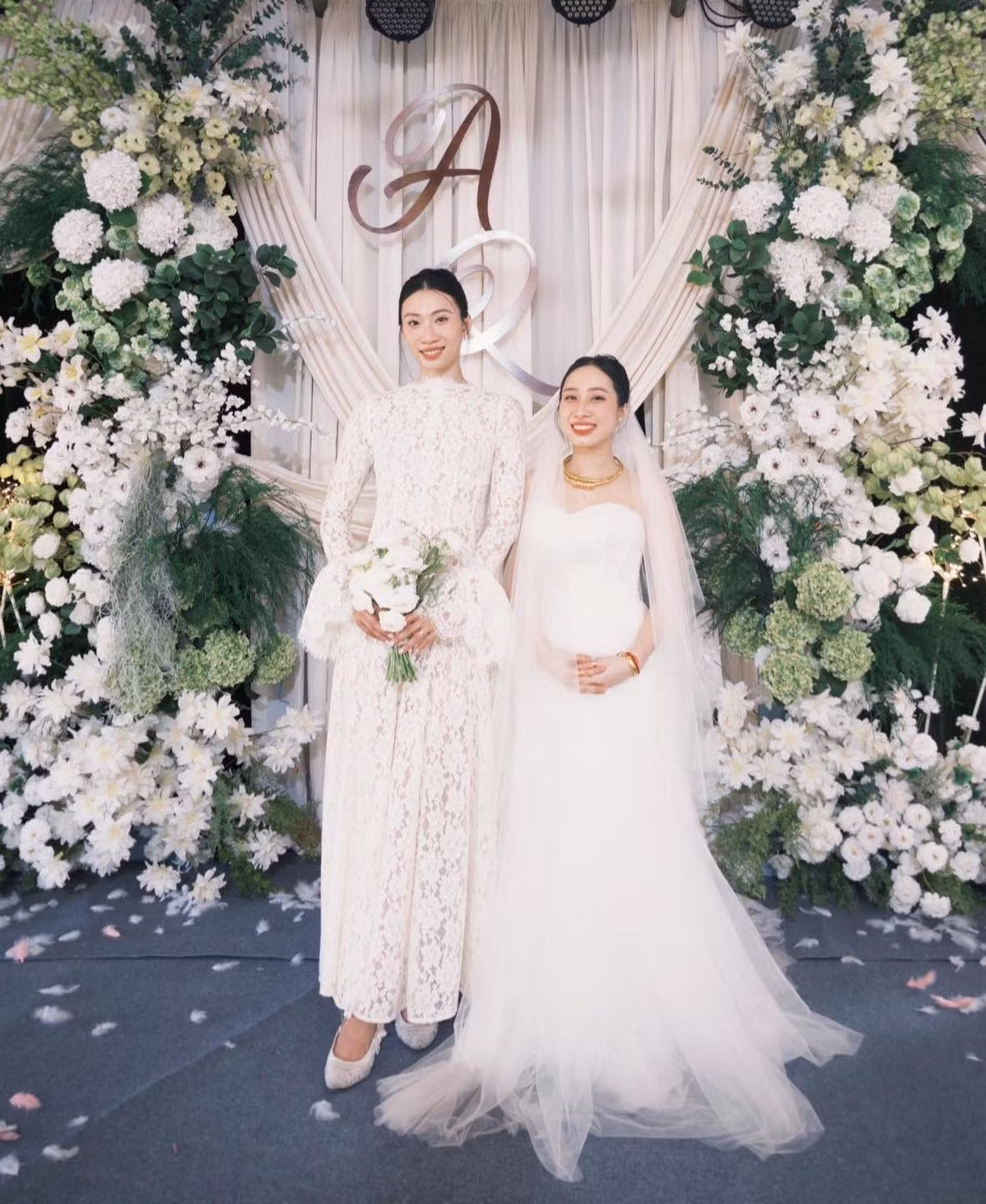 Ngay sau clip màn cầu hôn của Nguyệt Anh và Công Lịch được đăng tải, cặp đôi nhận được nhiều lời chúc phúc từ đồng đội, người hâm mộ và cộng đồng yêu thể thao Việt Nam.