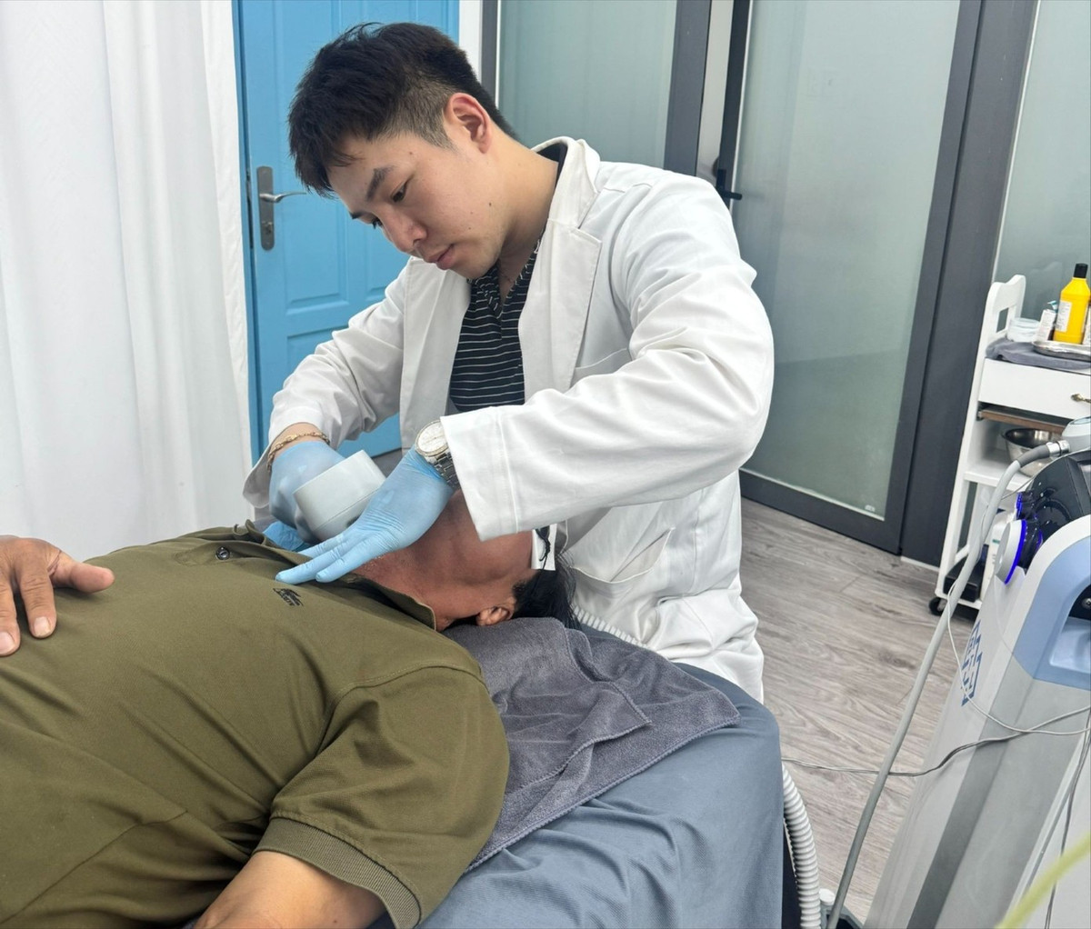 Võ Văn Đức giả bác sĩ khám cho khách hàng. Ảnh: CA