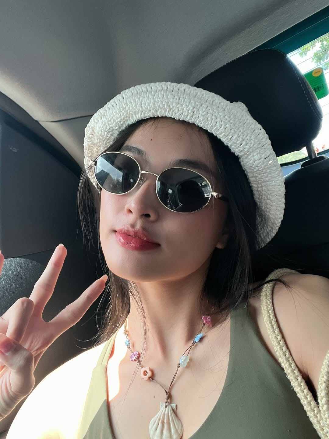 Song song với phim ảnh, phong cách thời trang của Lan Thy ngày càng được quan tâm. Đầu năm 2026, cô thu hút sự chú ý khi xuất hiện trong loạt ảnh áo dài đỏ dạo phố, ghi điểm nhờ thần thái Á Đông cuốn hút và phong cách hoài cổ tinh tế—một hướng đi hình ảnh được đánh giá là phù hợp với khí chất của nữ diễn viên.