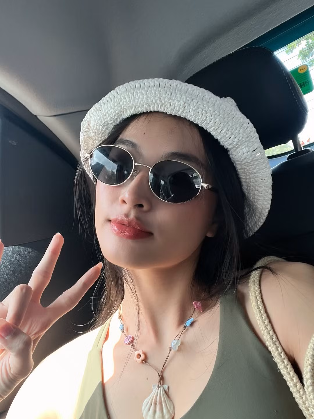 Song song với phim ảnh, phong cách thời trang của Lan Thy ngày càng được quan tâm. Đầu năm 2026, cô thu hút sự chú ý khi xuất hiện trong loạt ảnh áo dài đỏ dạo phố, ghi điểm nhờ thần thái Á Đông cuốn hút và phong cách hoài cổ tinh tế—một hướng đi hình ảnh được đánh giá là phù hợp với khí chất của nữ diễn viên.