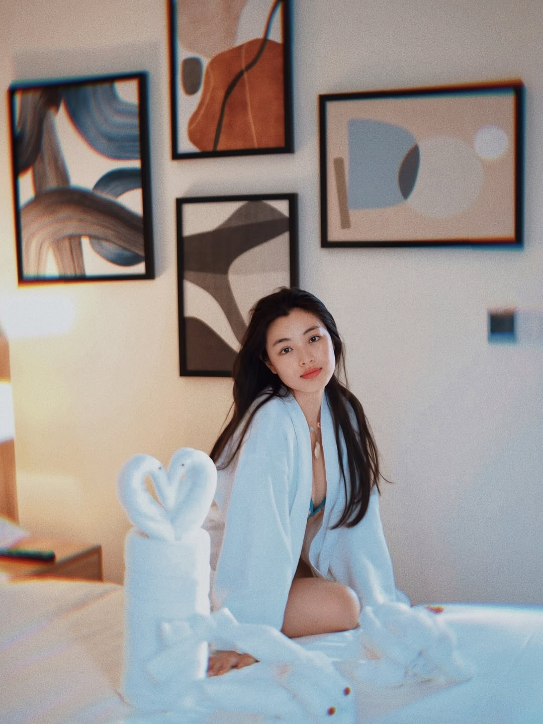 Ở những khung hình cận cảnh, nữ diễn viên khoe trọn vẻ đẹp nền nã với lớp trang điểm nhẹ, tôn làn da căng mịn và thần thái an yên.