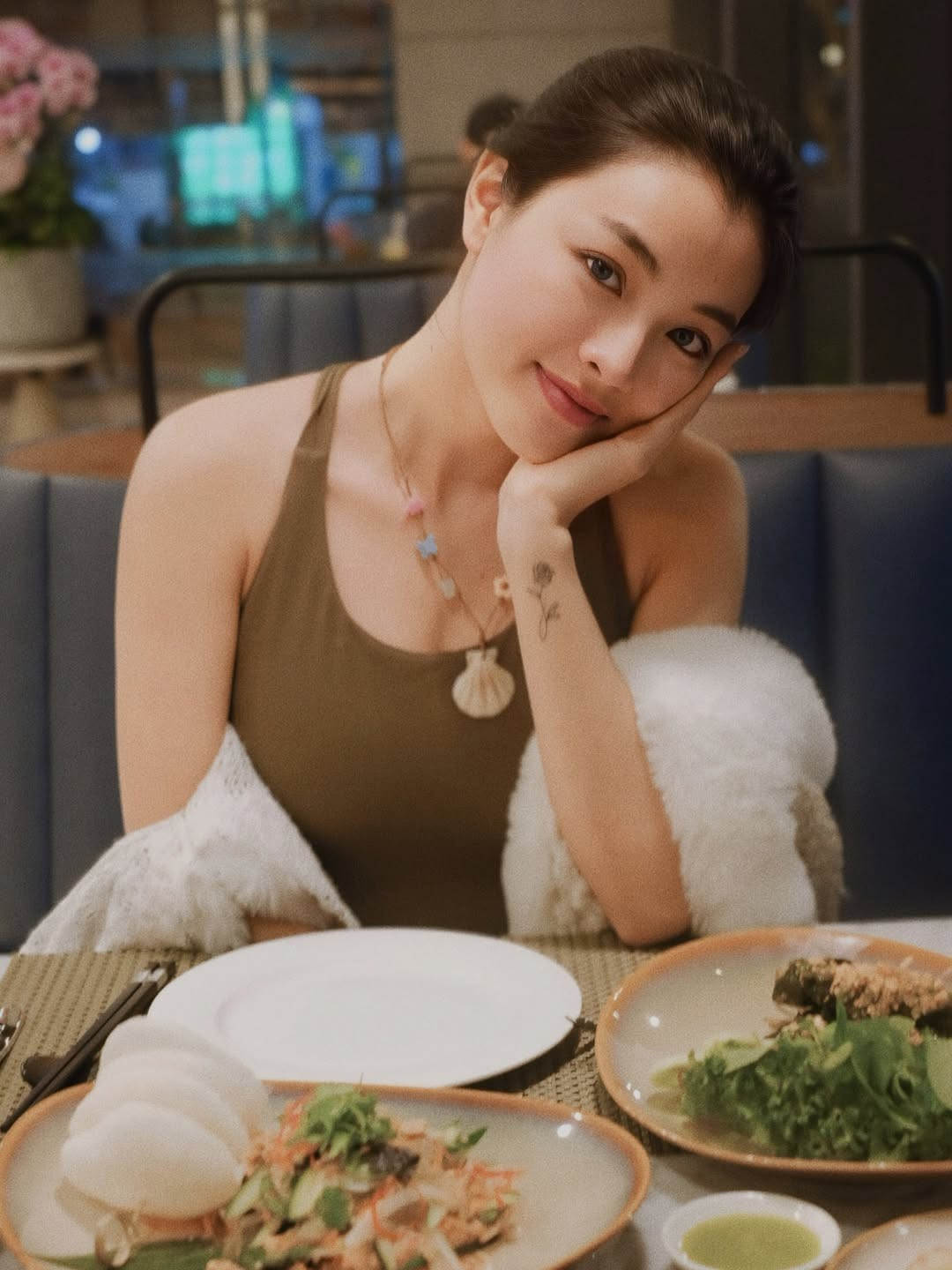 Không chỉ được chú ý bởi nhan sắc, Phạm Nguyễn Lan Thy còn là gương mặt nổi bật của điện ảnh Việt trong giai đoạn 2025–2026. Sau dấu ấn vai Bích Diễm trong Em và Trịnh (2022), cô liên tục thử sức với những dự án mang màu sắc hoàn toàn khác.