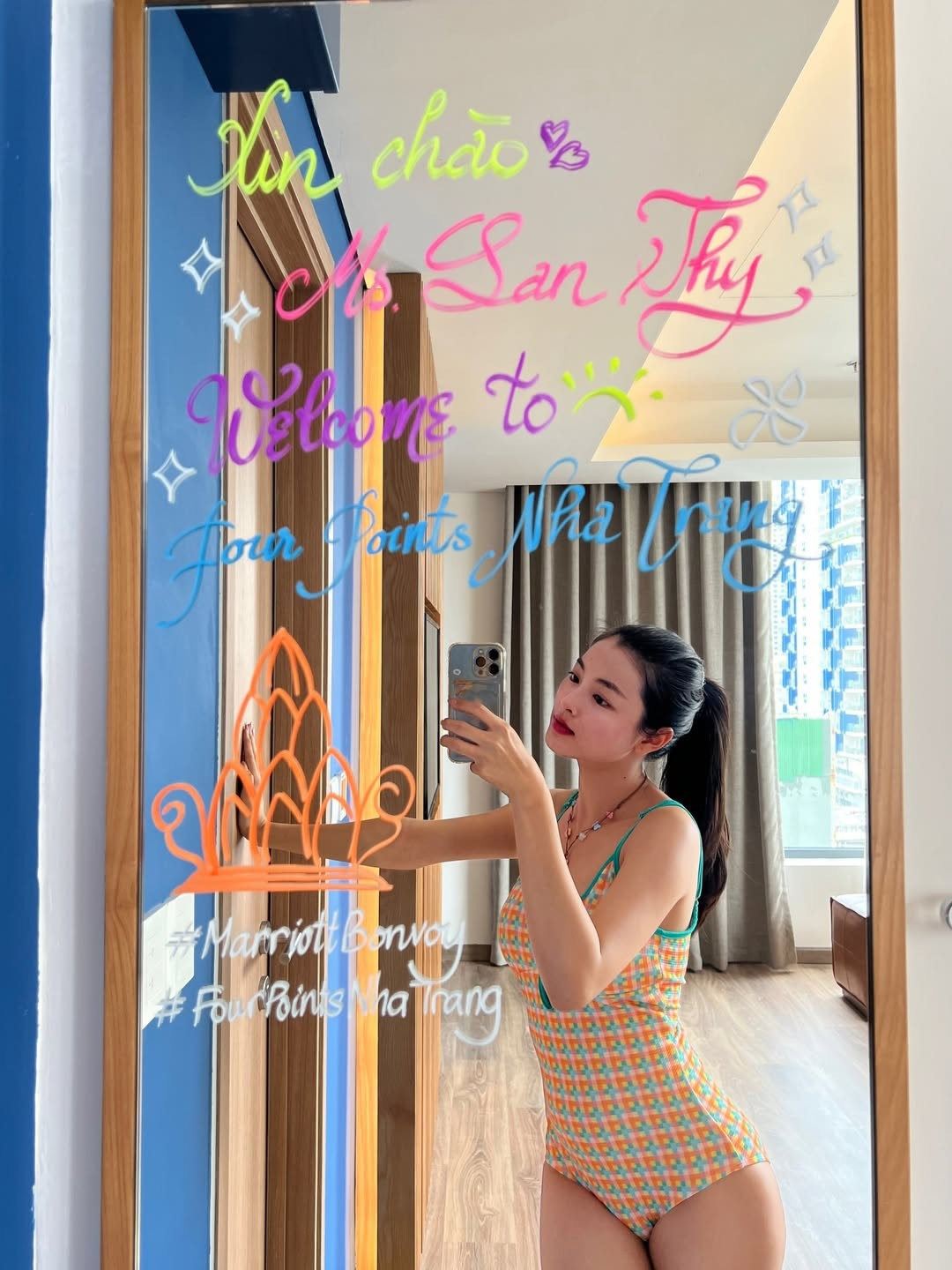 Gương mặt thanh tú với đường nét hài hòa, đôi mắt sáng và làn da mịn màng giúp Lan Thy toát lên nét cuốn hút rất riêng—dịu dàng nhưng không nhạt nhòa.