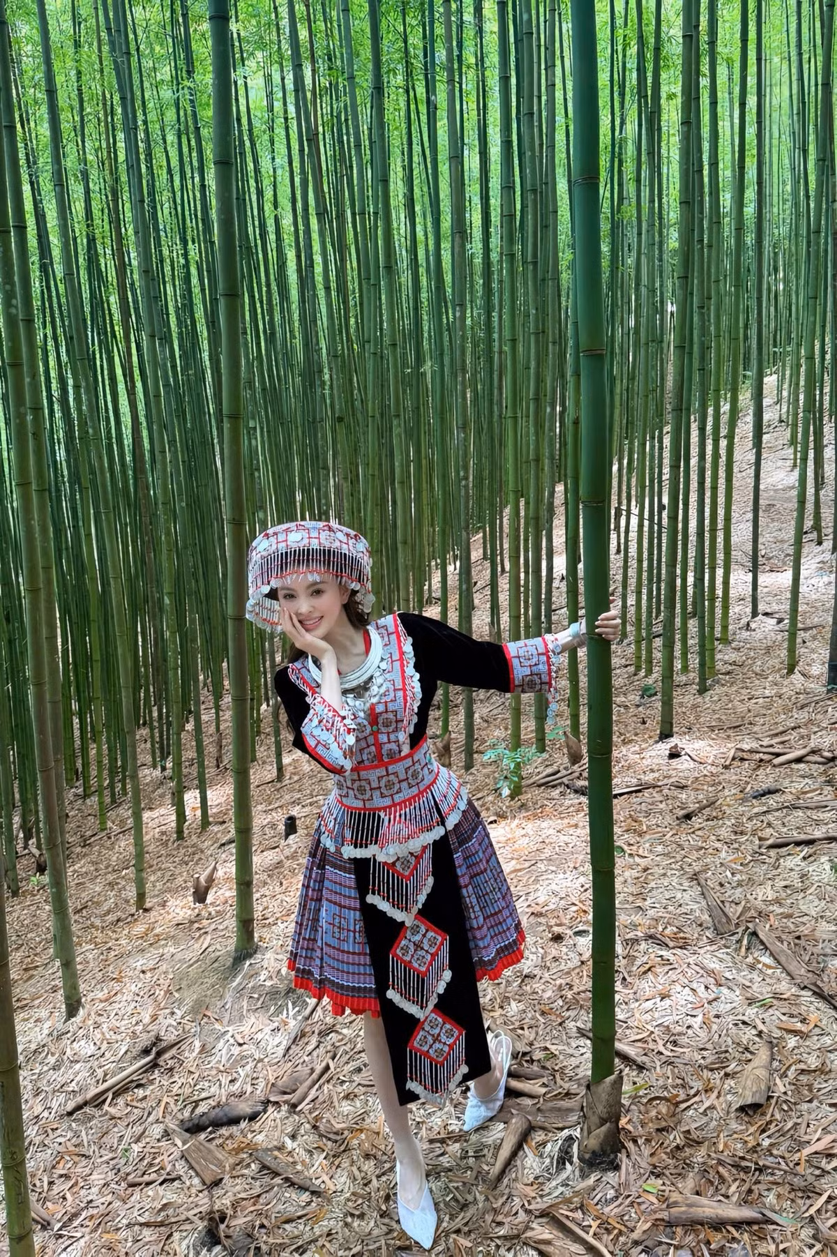 Trang Nemo không ngần ngại tạo dáng giữa khung cảnh thiên nhiên hùng vĩ của Mù Cang Chải, từ những thửa ruộng bậc thang xanh mướt đến những con đường đèo uốn lượn, tạo nên những bức ảnh có sự hòa quyện giữa vẻ đẹp con người và thiên nhiên.