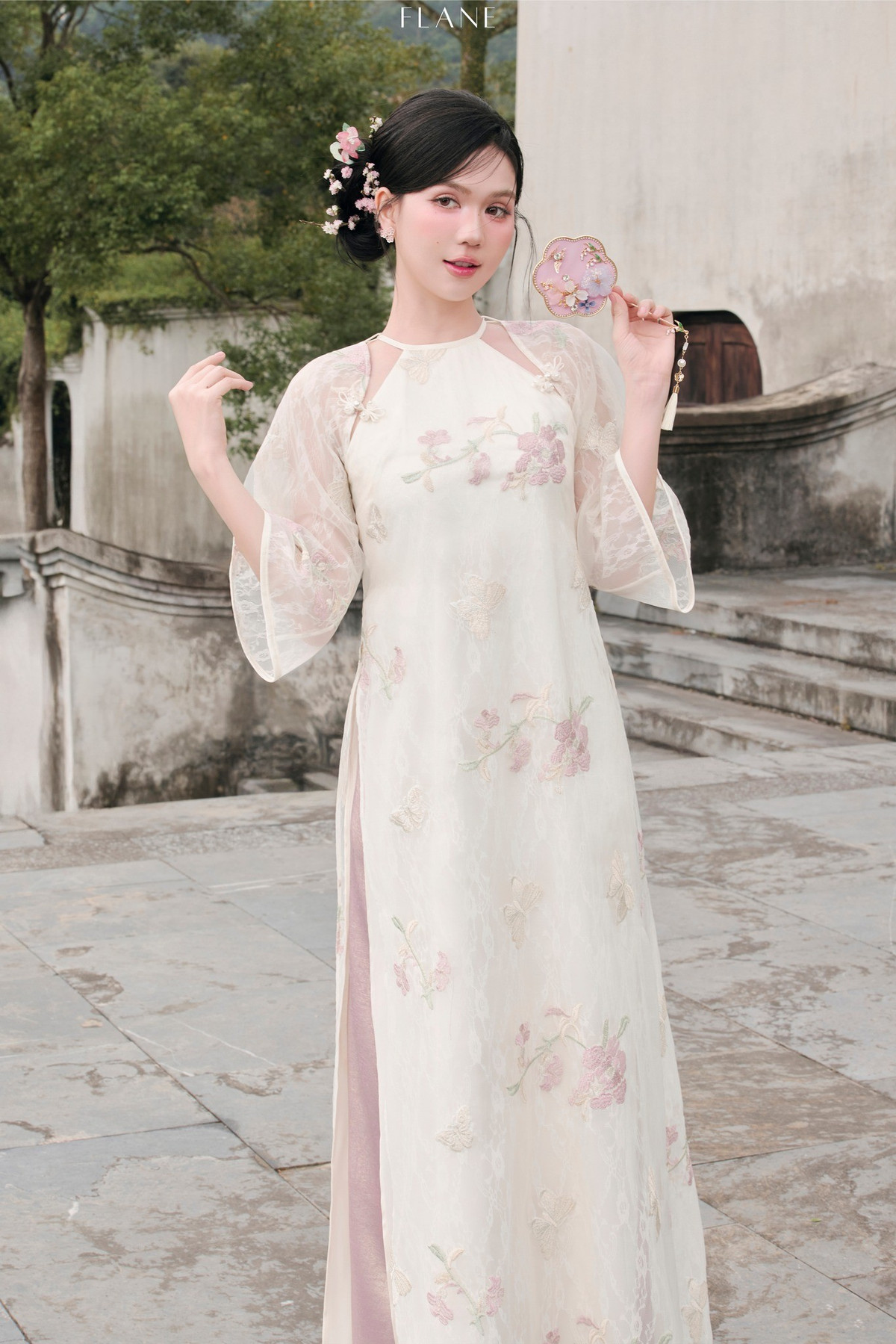 Cách tạo dáng nhẹ nhàng, ánh mắt mềm mại và nụ cười kín đáo giúp hình ảnh “nữ hoàng nội y” trở nên gần gũi, thanh lịch, mang đến một góc nhìn mới mẻ về phong cách của cô.