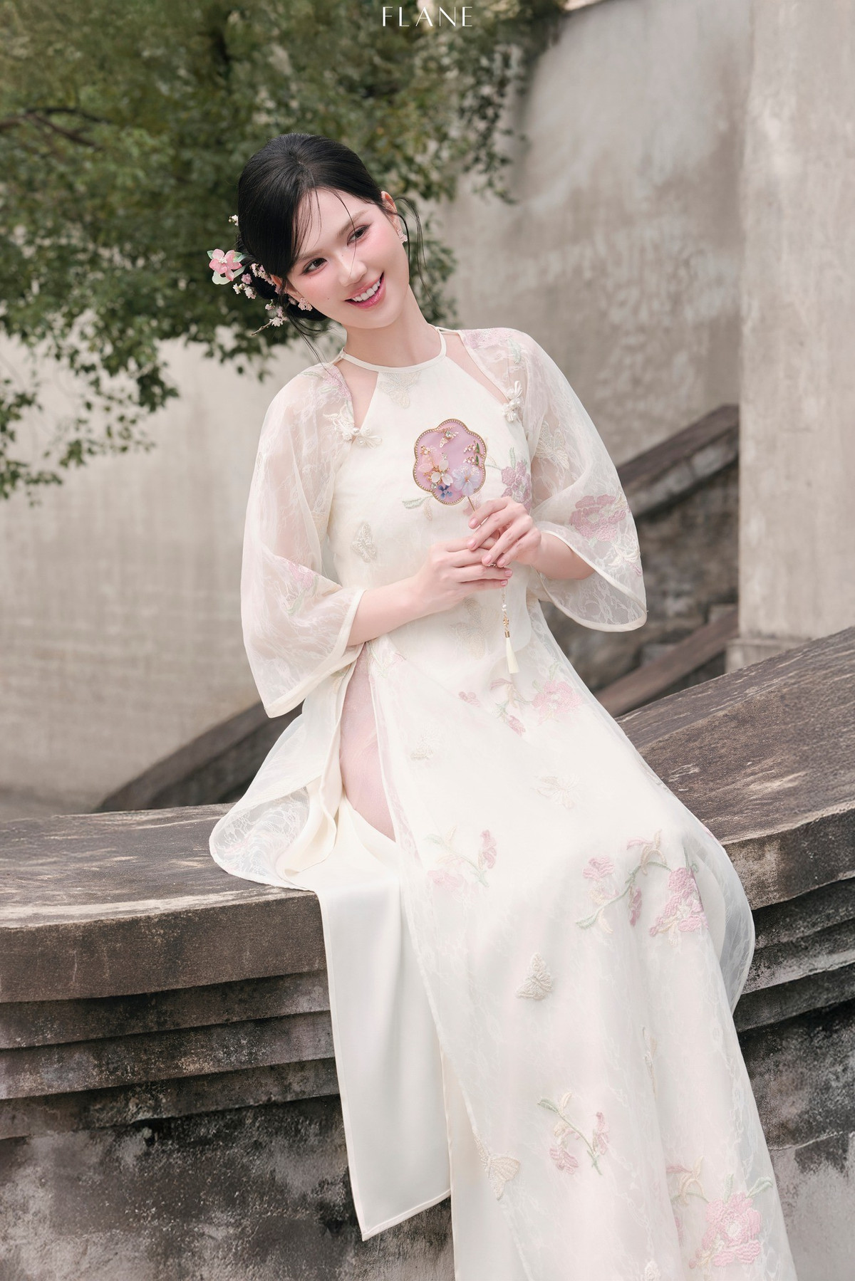 Ngọc Trinh tên đầy đủ là Trần Thị Ngọc Trinh, sinh năm 1989. Cô bước chân vào showbiz với vai trò người mẫu, từng giành các danh hiệu như Á hậu Trang sức, Siêu mẫu ăn ảnh, trước khi trở thành cái tên đình đám gắn liền với biệt danh “Nữ hoàng nội y”.