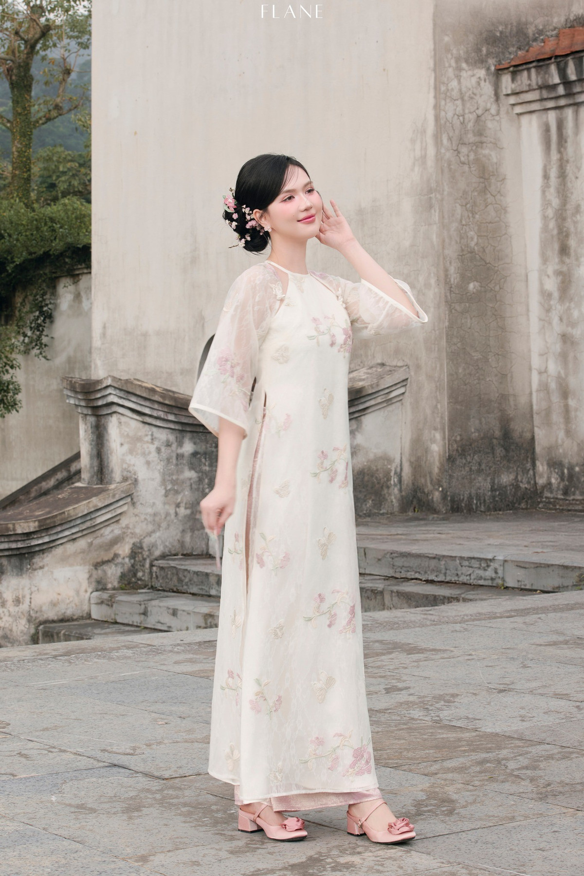 Không chỉ gây ấn tượng ở cận cảnh gương mặt, thần thái của Ngọc Trinh trong tà áo dài cũng nhận được nhiều lời khen.