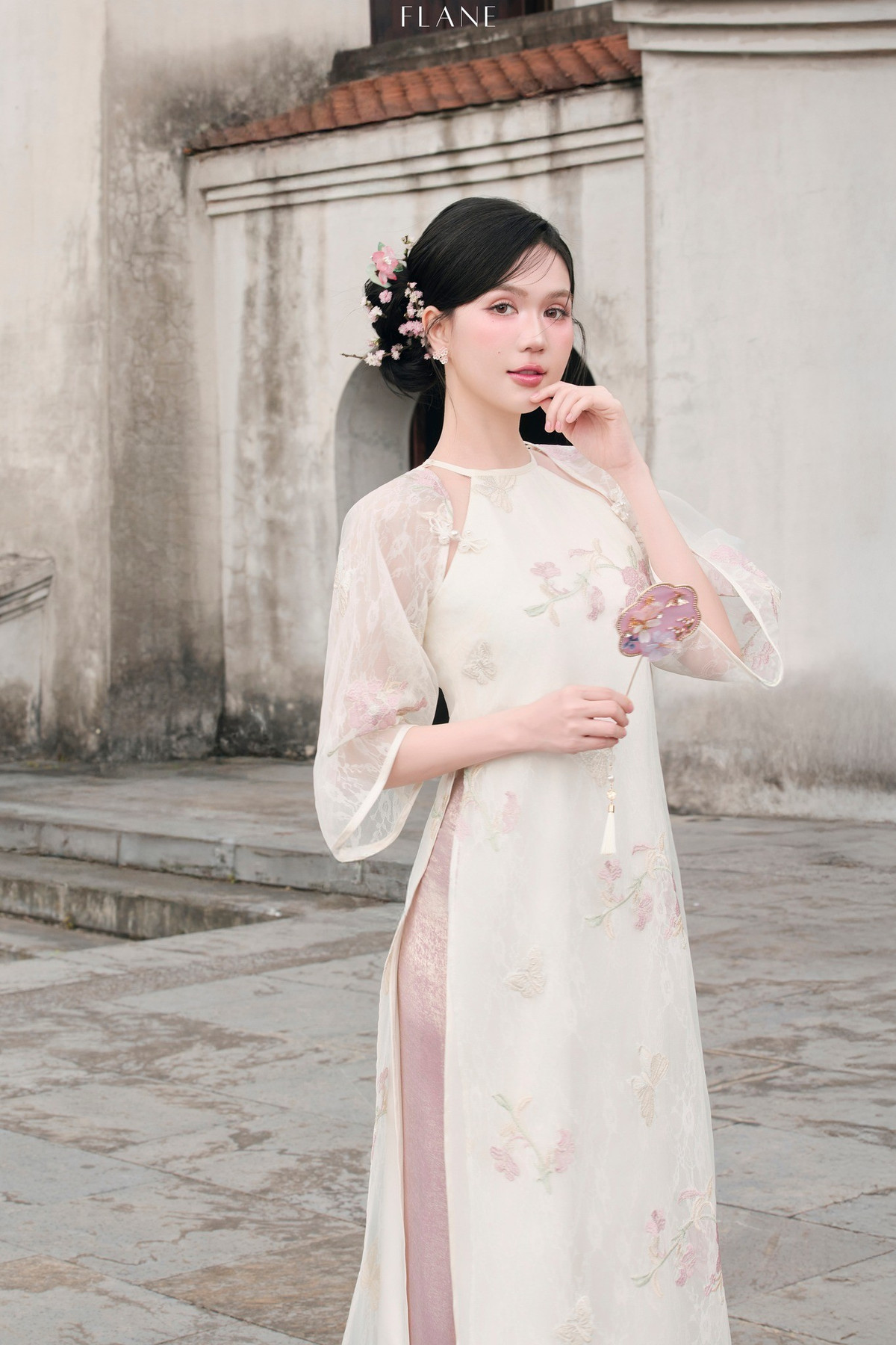 Ở những khung hình cận mặt, nhan sắc của Ngọc Trinh nổi bật với làn da trắng mịn, căng bóng đặc trưng. Lối trang điểm nhẹ nhàng, trong veo làm nổi bật đôi mắt to tròn, ánh nhìn hiền hòa cùng hàng mi cong tự nhiên.