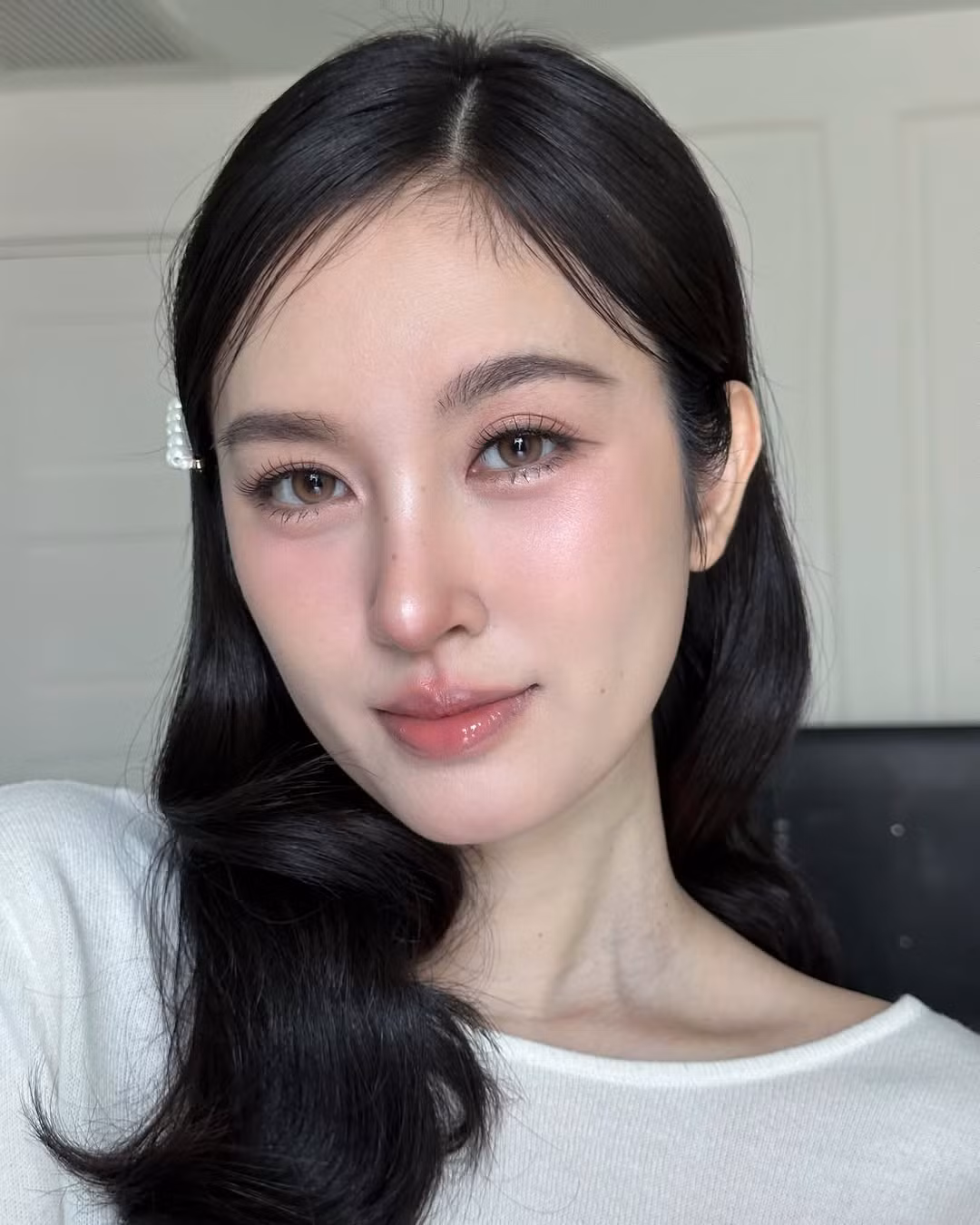 Trong những khoảnh khắc giản dị, không cần trang điểm cầu kỳ, người đẹp chuyển giới vẫn toát lên vẻ đẹp rạng rỡ, làn da căng bóng và gương mặt thanh tú.