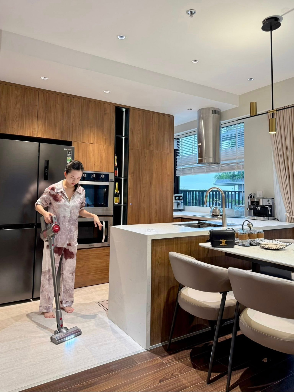 Giỏi buôn bán kinh doanh, ngoài việc cho con trai học trường quốc tế có học phí đắt đỏ Khánh Ly còn sở hữu vô số hàng hiệu.