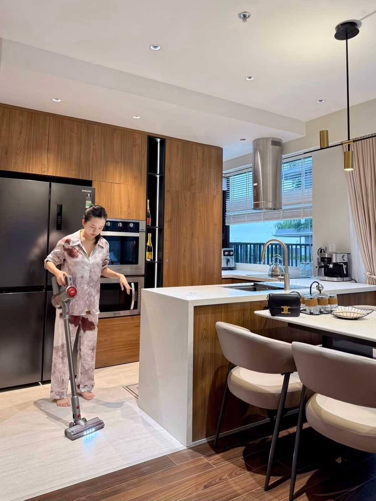 Giỏi buôn bán kinh doanh, ngoài việc cho con trai học trường quốc tế có học phí đắt đỏ Khánh Ly còn sở hữu vô số hàng hiệu.