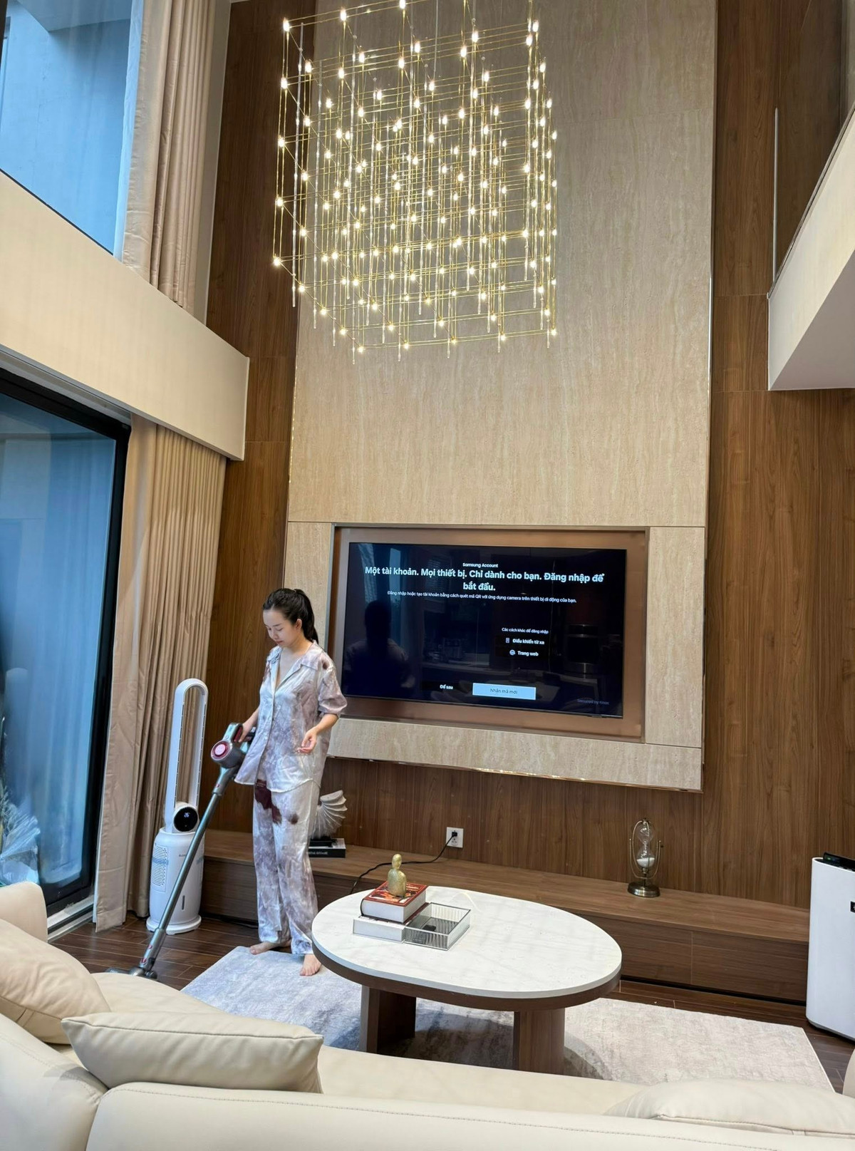 Về đời tư, tháng 10/2023, cựu hot girl gây bất ngờ khi công bố lên xe hoa với ông xã Ngọc Sơn. Anh sở hữu diện mạo bảnh bao, phong độ, tính cách hiền lành và cả 2 được nhận xét có tướng phu thê.