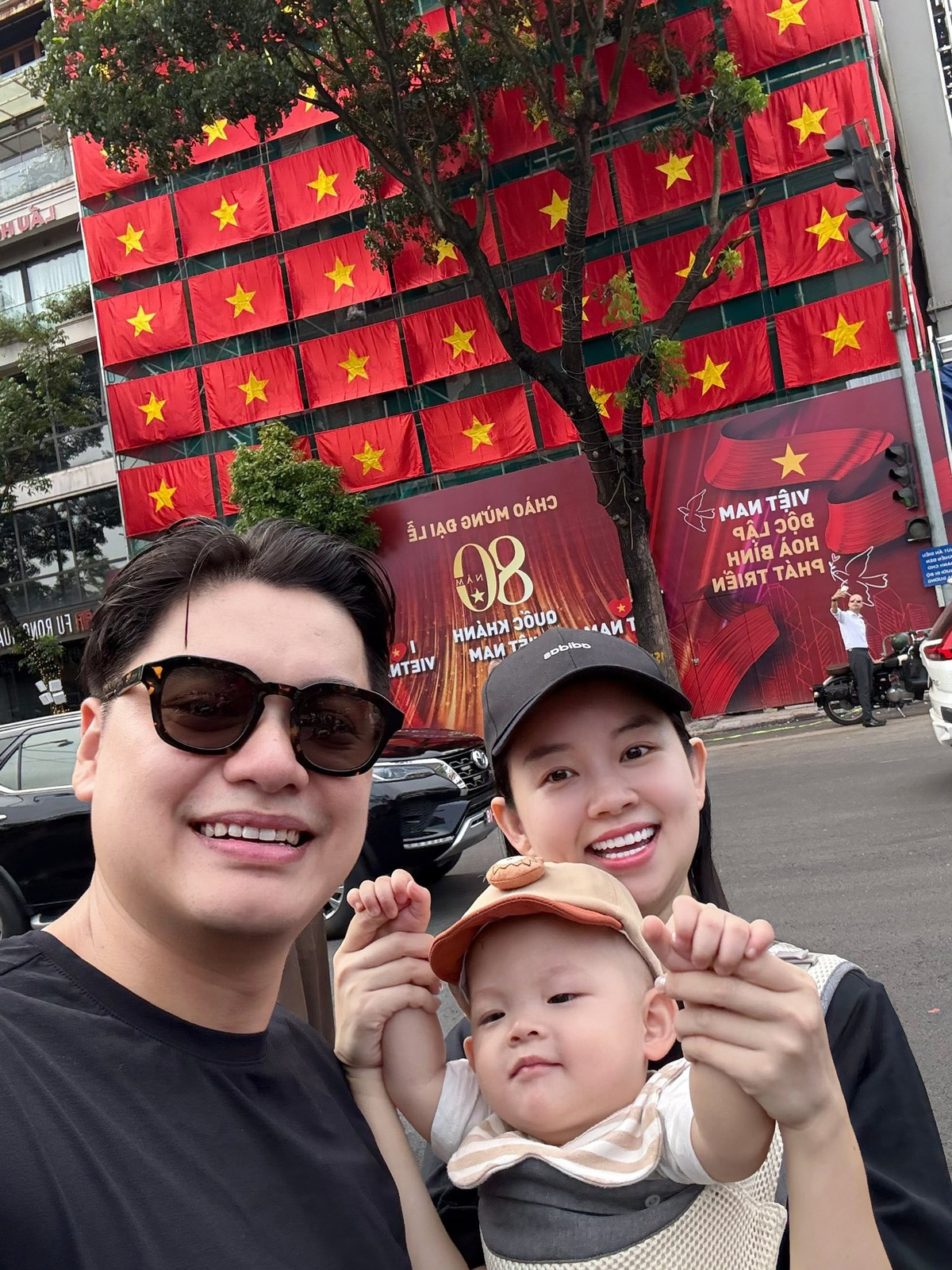 Dân mạng mừng cho người đẹp 9X, bởi sau bao thăng trầm trong cuộc sống, cô đã tìm được một người đàn ông sẵn sàng che chở, yêu thương hai mẹ con.