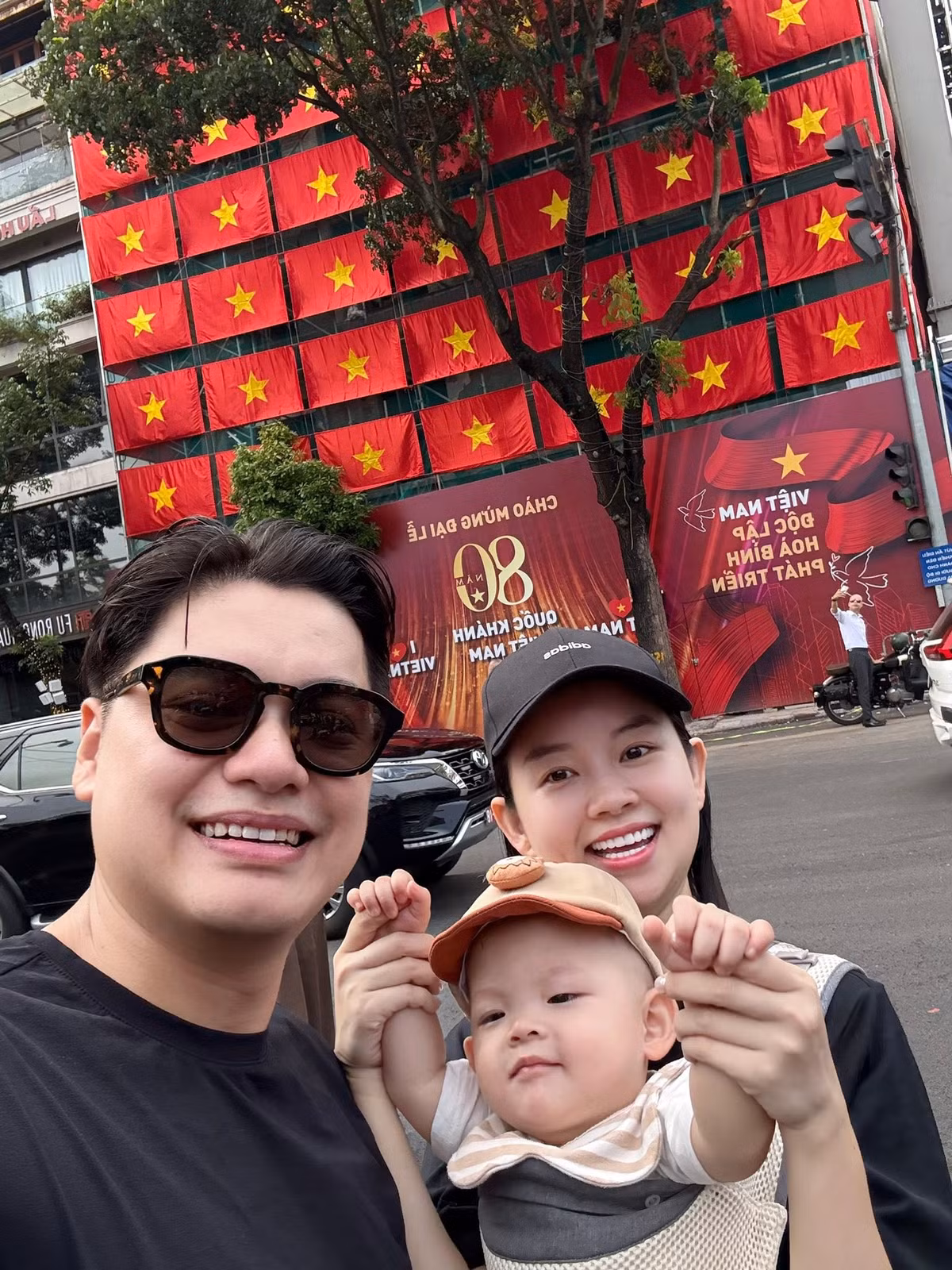 Dân mạng mừng cho người đẹp 9X, bởi sau bao thăng trầm trong cuộc sống, cô đã tìm được một người đàn ông sẵn sàng che chở, yêu thương hai mẹ con.