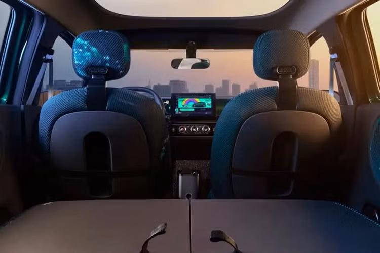 Không giống như các thế hệ trước, thế hệ thứ tư của Twingo sẽ chỉ được trang bị hệ truyền động không phát thải. Xe sẽ sử dụng nền tảng AmpR Small (trước đây là CMF-BEV) của tập đoàn, chia sẻ với các mẫu xe lớn hơn là R5, R4 và Nissan Micra.