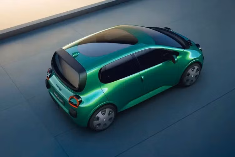 Bên trong, cabin vẫn giữ nguyên phần lớn cá tính của bản concept nhưng giảm bớt vật liệu để phù hợp với thực tế sản xuất. Nhựa cứng thay thế bề mặt cao cấp của xe trưng bày, và ghế ngồi giờ đây được bọc vải truyền thống.