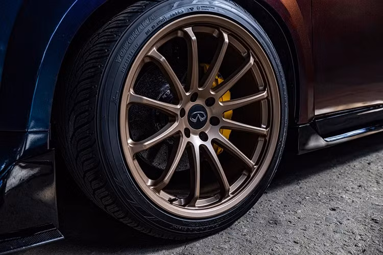 Infiniti QX80 R-Spec không dùng động cơ V6 twin-turbo 3.5L VR35DDTT, thay vào đó là cỗ máy thủ công V6 twin-turbo 3.8L VR38DETT thừa hưởng từ Nissan GT-R, công suất mới vượt mức 1.000 mã lực.