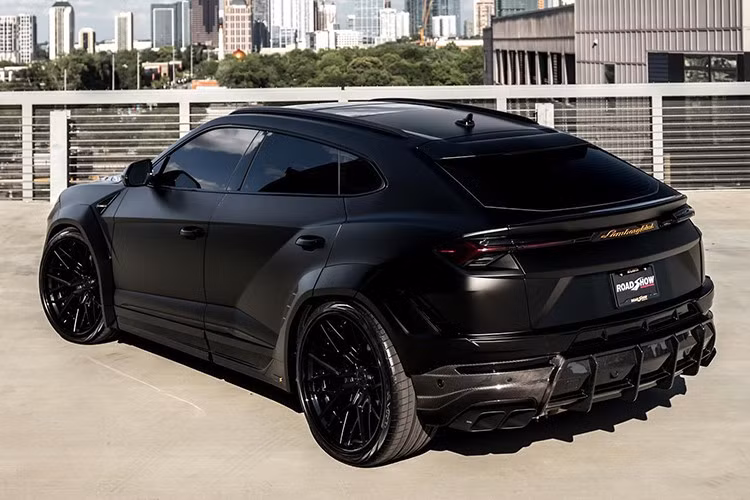 Tổng cộng, Lamborghini Urus SE có công suất tối đa 789 mã lực. Với con số này, SE trở thành phiên bản mạnh nhất của dòng siêu xe Lamborghini Urus tính đến thời điểm hiện tại. Sức mạnh này cho phép xe tăng tốc từ vị trí xuất phát lên 100 km/h trong thời gian 3,4 giây, nhanh hơn so với đàn anh Lamborghini Urus S nhưng chậm hơn phiên bản Performante.