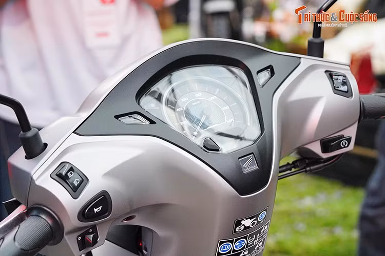 Trong khi Lead 2026 phiên bản Tiêu chuẩn duy trì màu Đỏ đen thời thượng. Logo Lead cũng được tinh chỉnh riêng cho từng phiên bản, kết hợp với chi tiết mạ chrome hoặc ánh kim giúp tổng thể xe hài hòa và nổi bật hơn.