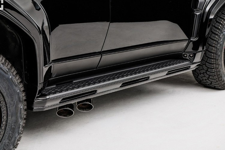 Hãng độ Nhật Bản gần đây đã đăng tải lên mạng xã hội một vài hình ảnh về chiếc Toyota Land Cruiser 250 thế hệ mới đã được độ. Theo phong cách Black Bison, những chiếc xe được độ đã lột xác khá thú vị. Đầu tiên, Wald International đã trang bị cho xe một cặp lỗ mũi lớn trên nắp capo.