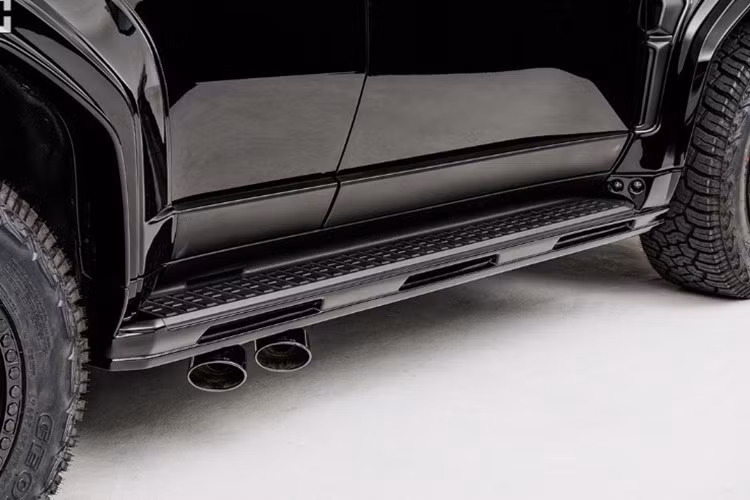 Hãng độ Nhật Bản gần đây đã đăng tải lên mạng xã hội một vài hình ảnh về chiếc Toyota Land Cruiser 250 thế hệ mới đã được độ. Theo phong cách Black Bison, những chiếc xe được độ đã lột xác khá thú vị. Đầu tiên, Wald International đã trang bị cho xe một cặp lỗ mũi lớn trên nắp capo.