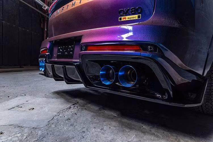 Đĩa phanh carbon ceramic kết hợp hệ thống treo coilover MCS điều khiển 3 chiều cùng lò xo ERS. Infiniti QX80 R-Spec sở hữu khuếch tán gió cản phía sau hoàn toàn mới, có hệ thống ống xả kép với ống xả viền xanh titanium như Nissan GT-R.