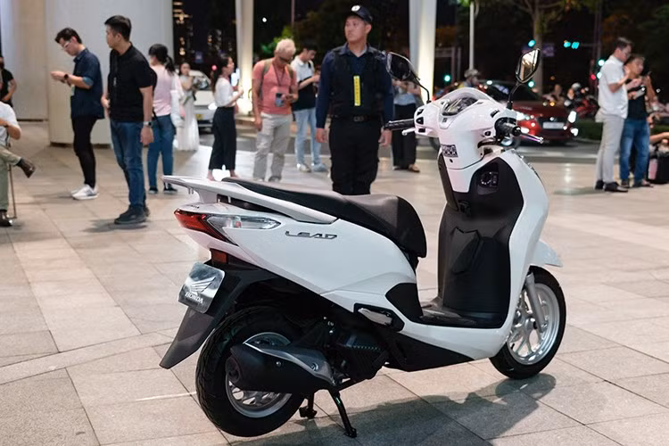 Mẫu xe tay ga Honda Lead 2026 sẽ chính thức được bán ra thị trường Việt Nam từ ngày 8/11/2025 thông qua hệ thống cửa hàng bán xe và dịch vụ do Honda ủy nhiệm (HEAD) trên toàn quốc.